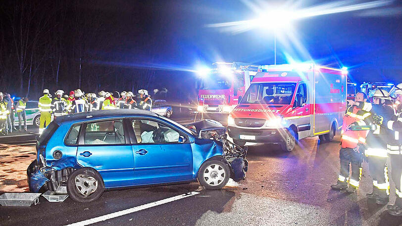 Die 30-Jährige wurde von einem Auto erfasst und schwer verletzt. Sie starb noch an der Unfallstelle.