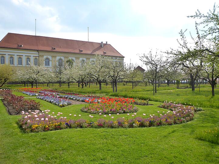 Prächtig: Blumen und Obstbäume im Schlossgarten in Dachau.