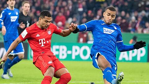 David Alaba (l) und Kevin Akpoguma im Zweikampf um den Ball. Foto: Matthias Balk/dpa