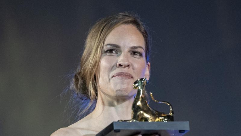 Eben noch in Locarno ausgezeichnet, wird Hilary Swanks neuer Film, in dem Gewalt verharmlost wird, nicht öffentlich aufgeführt. Eben noch in Locarno ausgezeichnet, wird Hilary Swanks neuer Film, in dem Gewalt verharmlost wird, nicht öffentlich aufgeführt.