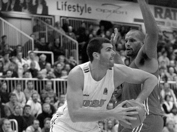 Der deutsche Basketball trauert um Sascha Hupmann (l). Der Ex-Nationalspieler ist im Alter von 49 Jahren gestorben.