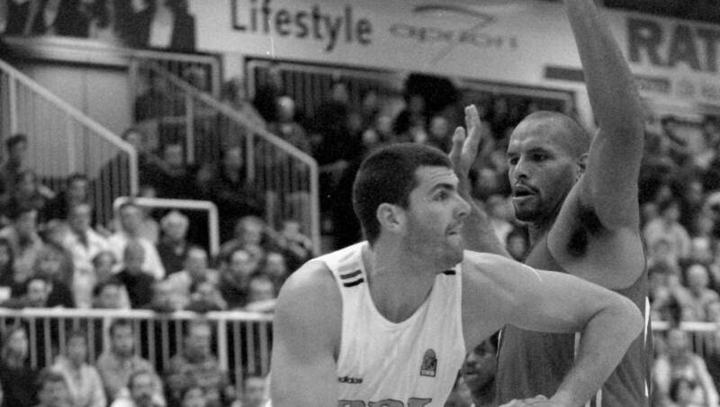 Der deutsche Basketball trauert um Sascha Hupmann (l). Der Ex-Nationalspieler ist im Alter von 49 Jahren gestorben. Der deutsche Basketball trauert um Sascha Hupmann (l). Der Ex-Nationalspieler ist im Alter von 49 Jahren gestorben.