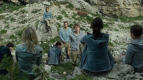 Schuld und Sühne: Als Richter in der Wildnis setzt sich Ron (Merlin Rose, Mitte) für Marvin (Rouven Israel, stehend dahinter) nach einer sexuellen Nötigung ein.