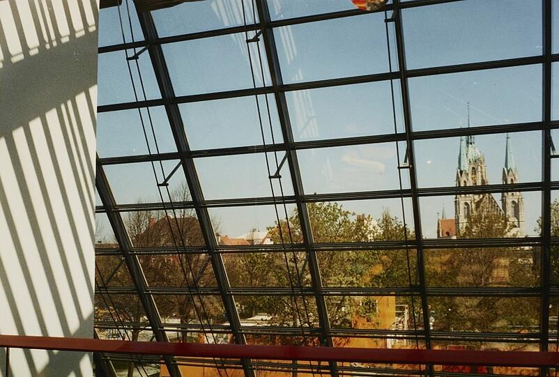 Pittoresk: der Blick von drinnen nach draußen auf die Paulskirche.