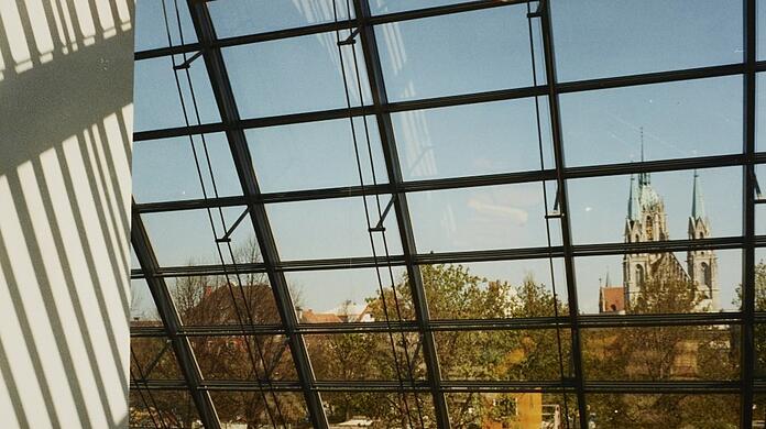 Pittoresk: der Blick von drinnen nach draußen auf die Paulskirche.