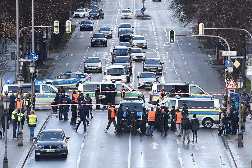 Neun Mitglieder der Bewegung "Letzte Generation" blockieren die Widenmayerstraße in München, indem sie sich auf die Straße kleben.