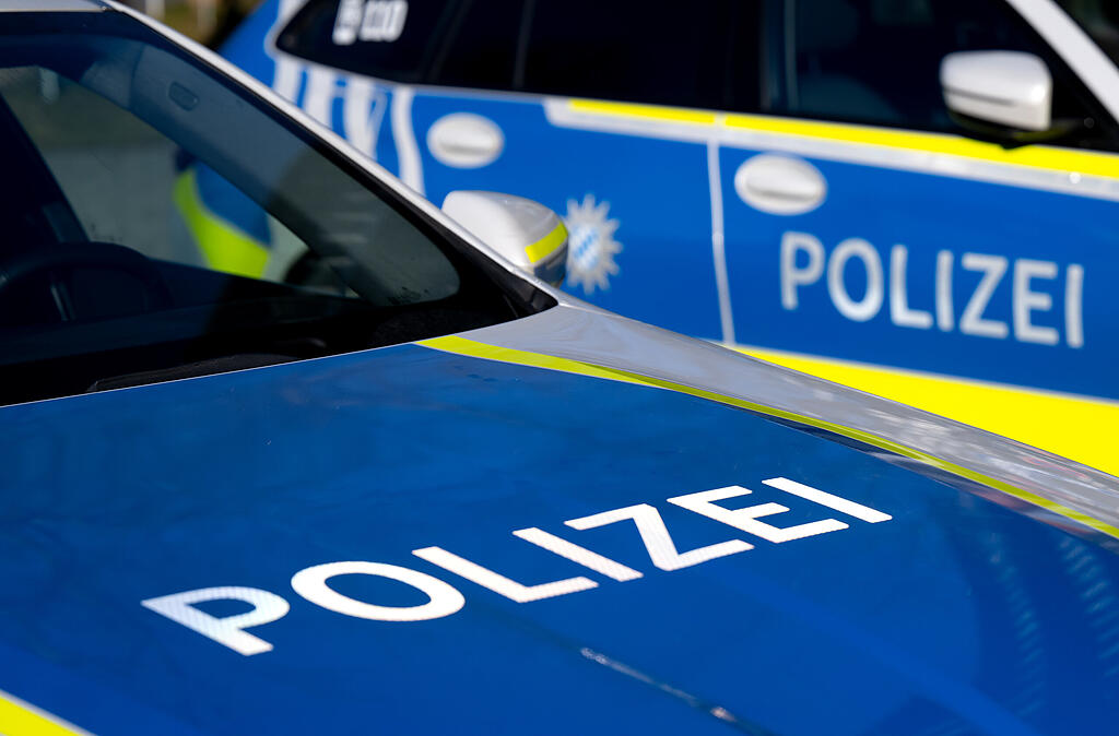 Zwei junge Männer prügeln am Stachus in München einen 41-Jährigen ...