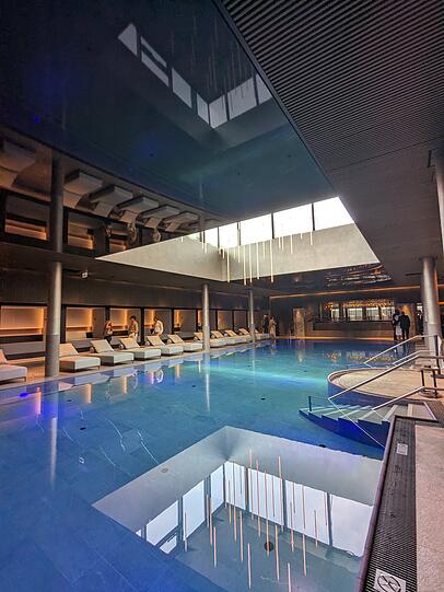 Der riesige königsblaue Pool ist schon mit Wasser gefüllt. Der riesige königsblaue Pool ist schon mit Wasser gefüllt.