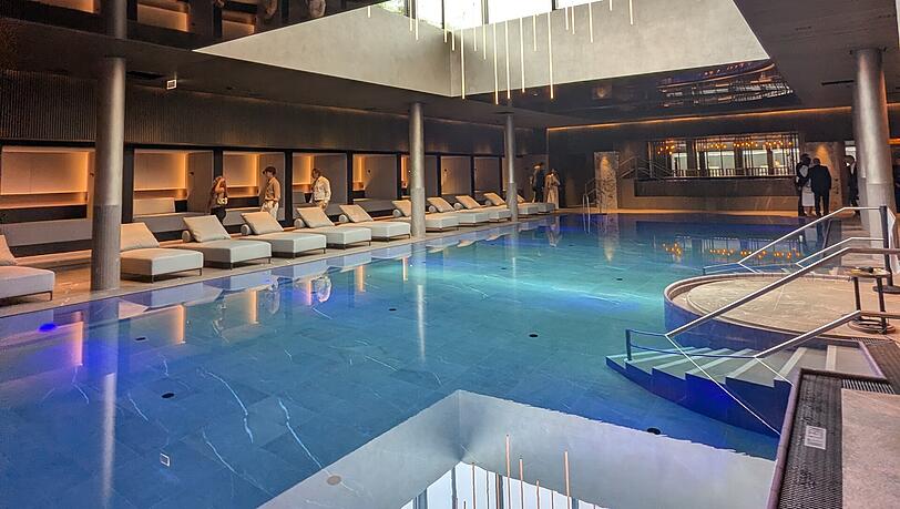 Der riesige königsblaue Pool ist schon mit Wasser gefüllt. Der riesige königsblaue Pool ist schon mit Wasser gefüllt.