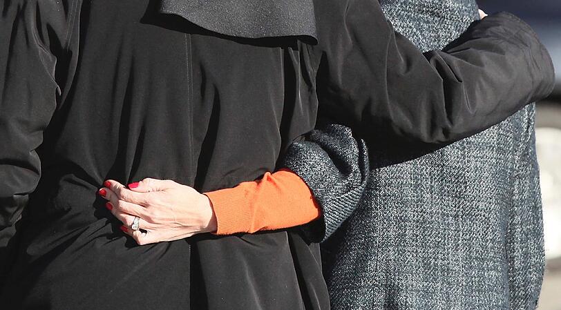 Die USA trauern um die Opfer des Amoklaufs. Bei dem Massaker in einer Grundschule wurden 28 Menschen getötet, darunter viele kleine Kinder.