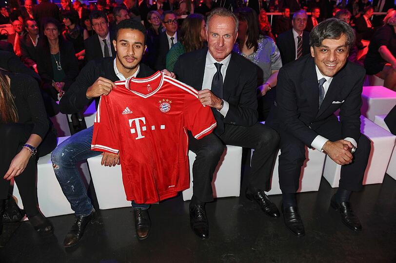 Thiago Alcantara , Vorstandsboss Karl-Heinz Rummenigge und Luca de Meo (Vorstand Marketing & Vertrieb AUDI AG)