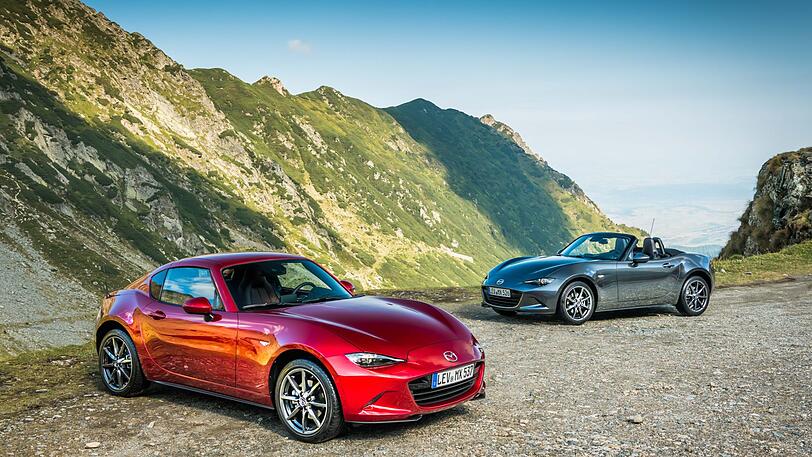 Erfolgreiche Brüder: die Blechdach-Version RF (l.) und der Stoffdach-MX-5.