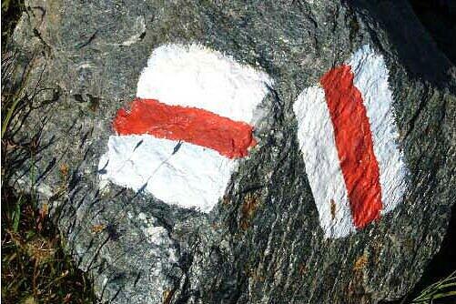 Wegweiser: Eine Markierung am Berg.