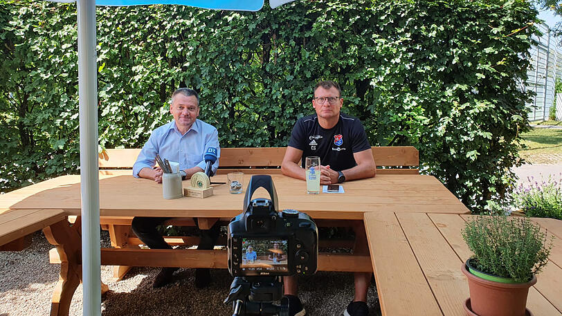 Hachings Präsident Manni Schwabl (l) und der alte Trainer und neue sportliche Leiter Claus Schromm bei der PK am Mittwoch.