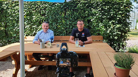 Hachings Präsident Manni Schwabl (l) und der alte Trainer und neue sportliche Leiter Claus Schromm bei der PK am Mittwoch.