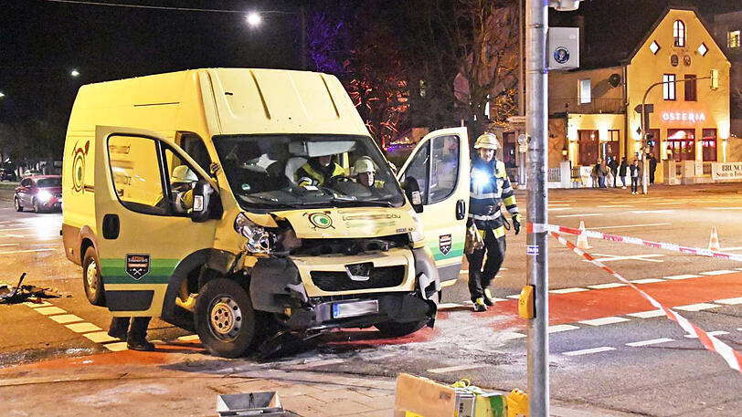 Die Bilder vom Unfallort - drei Personen erlitten teils schwere Verletzungen.