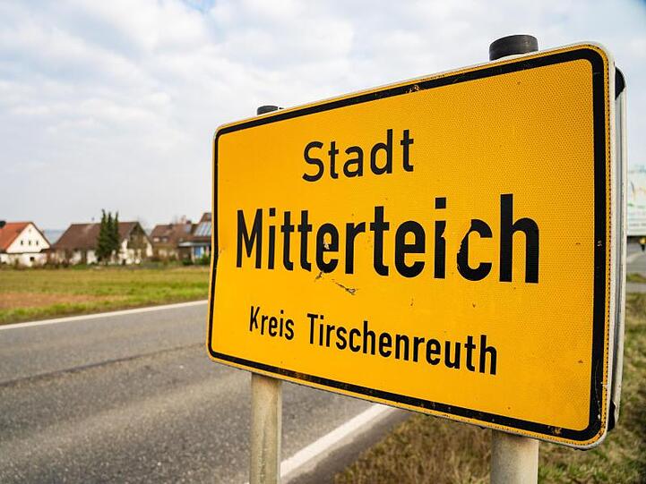 Ein leicht bewölkter Himmel zieht über Mitterteich hinweg. Foto: Nicolas Armer/dpa/Archivbild