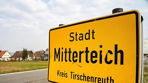 Ein leicht bewölkter Himmel zieht über Mitterteich hinweg. Foto: Nicolas Armer/dpa/Archivbild