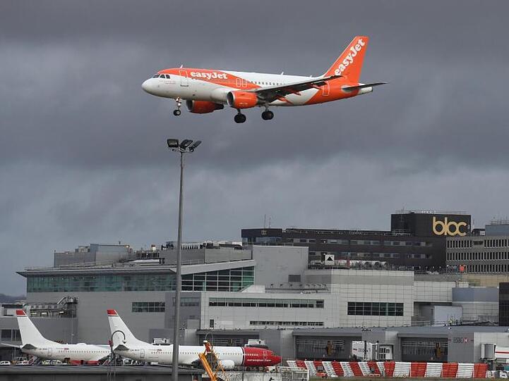 Ein Easyjet-Flugzeug kurz vor der Landung am Londoner Flughafen Gatwick.
