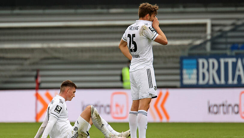 Enttäuscht: Christoph Greger und Paul Grauschopf nach der 0:1-Niederlage der SpVgg Unterhaching in Wiesbaden.