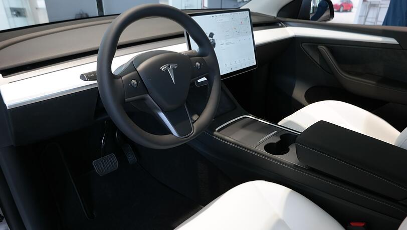 Das Cockpit des Model Y im von Tesla gewohnten, extrem aufgeräumten Stil. Das Cockpit des Model Y im von Tesla gewohnten, extrem aufgeräumten Stil.