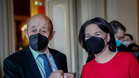 Außenministerin Baerbock zusammen mit ihrem französischen Amtskollegen Jean-Yves Le Drian.