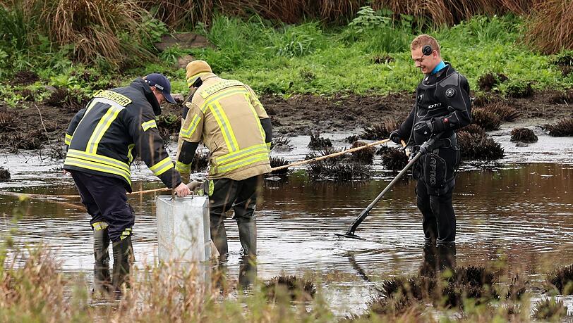 Einsatzkräfte haben bei ihren Ermittlungen zum Tod des achtjährigen Fabian aus Güstrow erneut einen Tümpel im Bereich des Fundortes der Leiche in den Blick genommen.