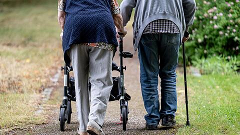 Der Pflegebedarf wird aufgrund vieler Hochaltriger in Zukunft voraussichtlich ansteigen. (Symbolbild)