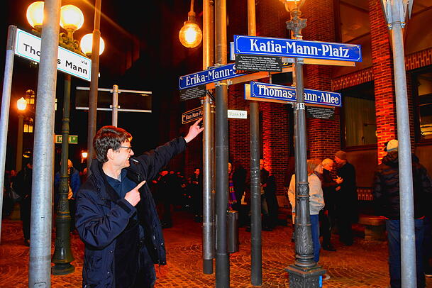 Albert Coers vor seiner Installation &bdquo;Strassen Namen Leuchten&ldquo; am Salvatorplatz.