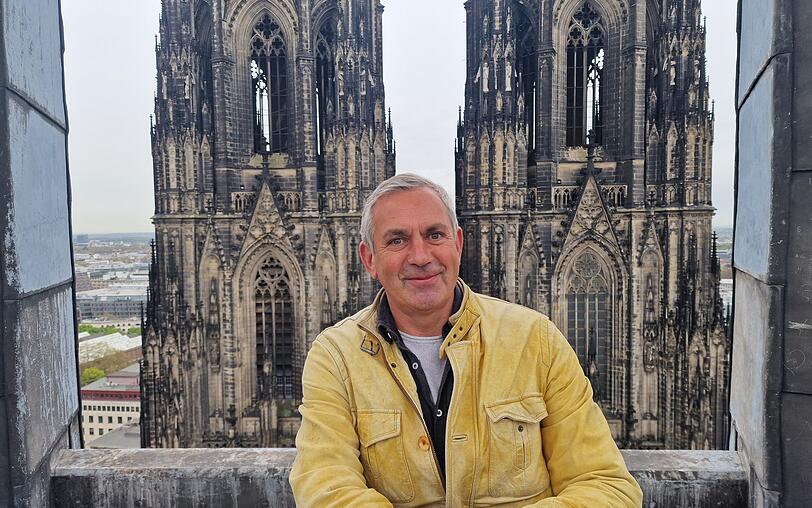 Beim Besuch des K&ouml;lner Doms geht es f&uuml;r Wladimir Kaminer auch hoch hinaus: Auf einer Aussichtsplattform erf&auml;hrt er mehr &uuml;ber die nie endenden Restaurierungsarbeiten am Wahrzeichen.