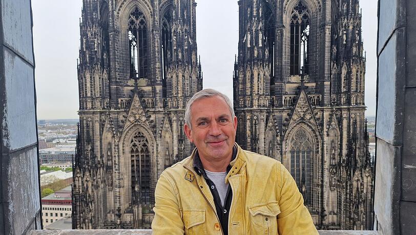 Beim Besuch des K&ouml;lner Doms geht es f&uuml;r Wladimir Kaminer auch hoch hinaus: Auf einer Aussichtsplattform erf&auml;hrt er mehr &uuml;ber die nie endenden Restaurierungsarbeiten am Wahrzeichen.