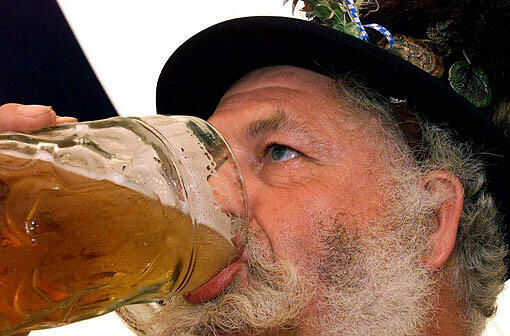 180 Liter Bier trinkt der Bayer laut Schätzungen jährlich. Viel? Von wegen: Anfang des 19. Jahrhunderts lag der Pro-Kopf-Verbrauch in München bei 800 Litern jährlich.