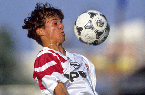 Den FC Bayern kennt Scholl wie seine Westentasche: von 1992 - 2007 absolvierte er insgesamt 334 Spiele und schoss 87 Tore.