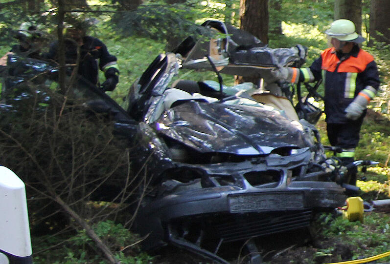 Schwerer Unfall bei Waldkraiburg: Ein Mann prallt mit seinem Wagen gegen einen Lkw. Der Fahrer des Pkw kommt dabei ums Leben. Die Bilder vom schrecklichen Unglück.
