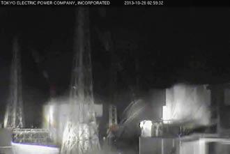 Das Bild einer Tepco-Webcam direkt aus dem Atommeiler Fukushima. Es zeigt die Situation im Meiler kurz nach dem Erdbeben. Seit Tagen wüten heftige Regenstürme über der Anlage.