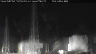 Das Bild einer Tepco-Webcam direkt aus dem Atommeiler Fukushima. Es zeigt die Situation im Meiler kurz nach dem Erdbeben. Seit Tagen wüten heftige Regenstürme über der Anlage. Das Bild einer Tepco-Webcam direkt aus dem Atommeiler Fukushima. Es zeigt die Situation im Meiler kurz nach dem Erdbeben. Seit Tagen wüten heftige Regenstürme über der Anlage.