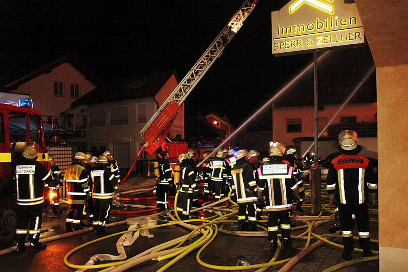 Die Feuerwehr konnte ein Abbrennen der Lagerhalle nicht mehr verhindern.