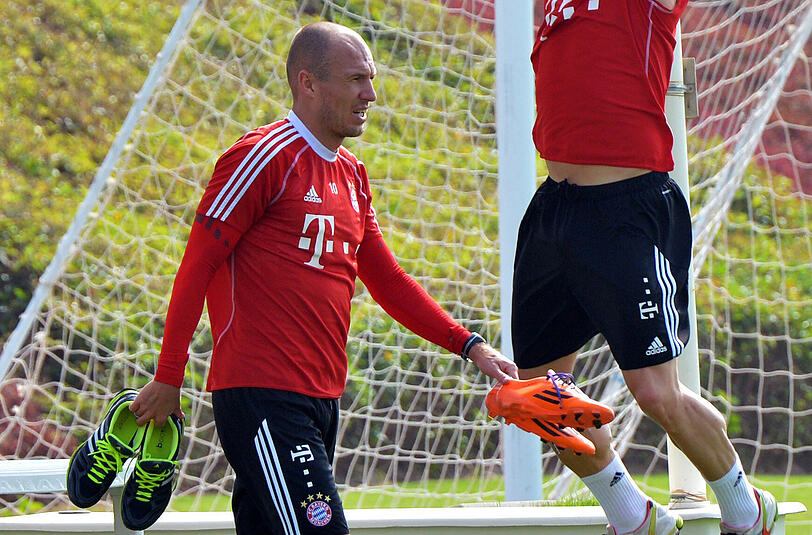 Arjen Robben hat die Laufschuhe wieder gegen Fußballschuhe getauscht.