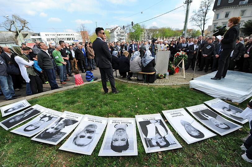Die Porträts der Opfer der rechten Terrorgruppe NSU liegen auf einer Gedenkveranstaltung für Halit Yozgatin in Kassel (Hessen) im Gras. Halit war das mutmaßlich letzte Opfer der Terrorgruppe NSU.