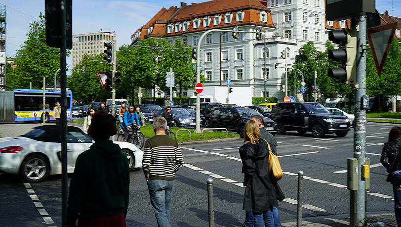 Kreuzung Landshuter Allee/Nymphenburger Straße: Keine Ampel funktioniert mehr, die  Verkehrsteilnehmer mussten sich zunächst selbst arrangieren.