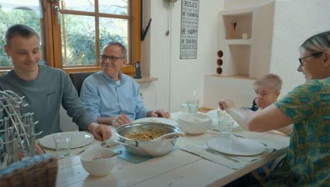 Klaus Over (2.v.l.) mit seiner Familie beim Essen. Klaus Over (2.v.l.) mit seiner Familie beim Essen.