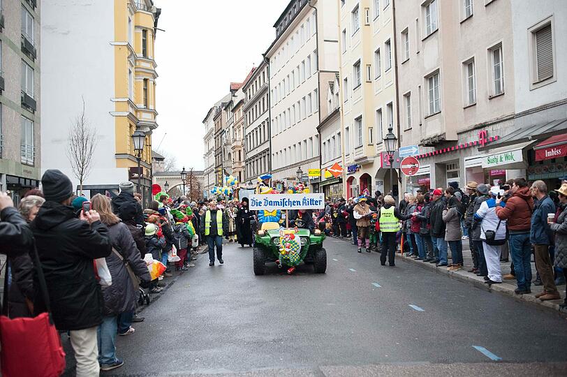 Die Damischen Ritter in Aktion: Impressionen vom Faschingszug durch die Altstadt am Sonntag.
