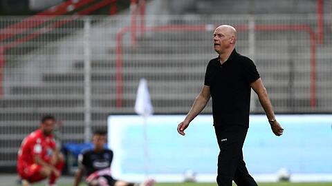 Wird nach dem Abstieg von Fortuna Düsseldorf nicht zurücktreten: Trainer Uwe Rösler.