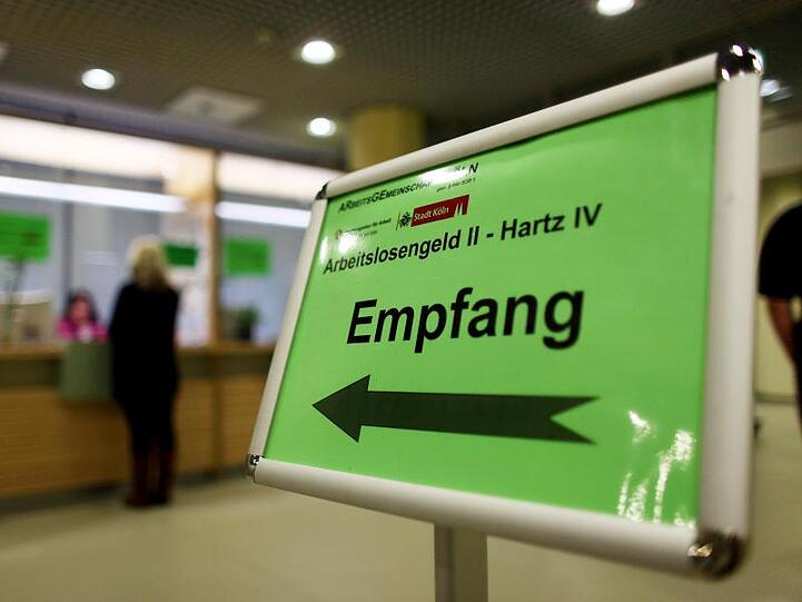 In der SPD und bei den Grünen wird über Alternativen zu Hartz IV nachgedacht. Die Wirtschaftsweisen Schmidt und Bofinger halten nichts von solchen Ideen.