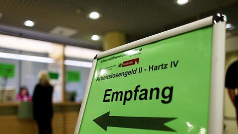In der SPD und bei den Grünen wird über Alternativen zu Hartz IV nachgedacht. Die Wirtschaftsweisen Schmidt und Bofinger halten nichts von solchen Ideen.