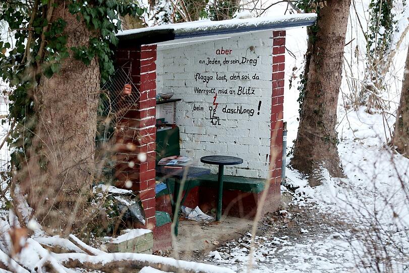 Ein witziges Rasthäuschen - mit mahnenden Worten des Gestalters.