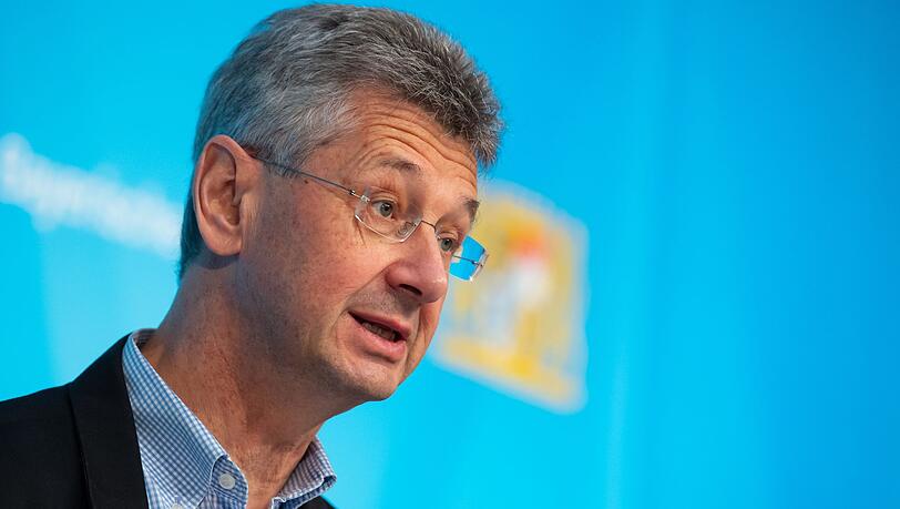 Das Schulsystem sei bereits durch die Corona-Pandemie stark belastet, neun Prozent der Lehrkräfte könnten derzeit nicht arbeiten, gibt Michael Piazolo (Freie Wähler) zu bedenken. (Archivbild)