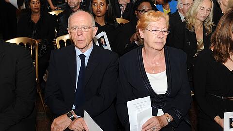 In seiner Amtszeit initiierte Walter Riester (l.) die nach ihm benannte "Riester-Rente". (Archivbild)