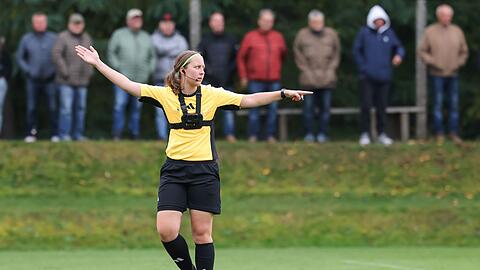 Die 20 Jahre alte Emma Sagasser leitet in Oberfranken Fußballspiele.