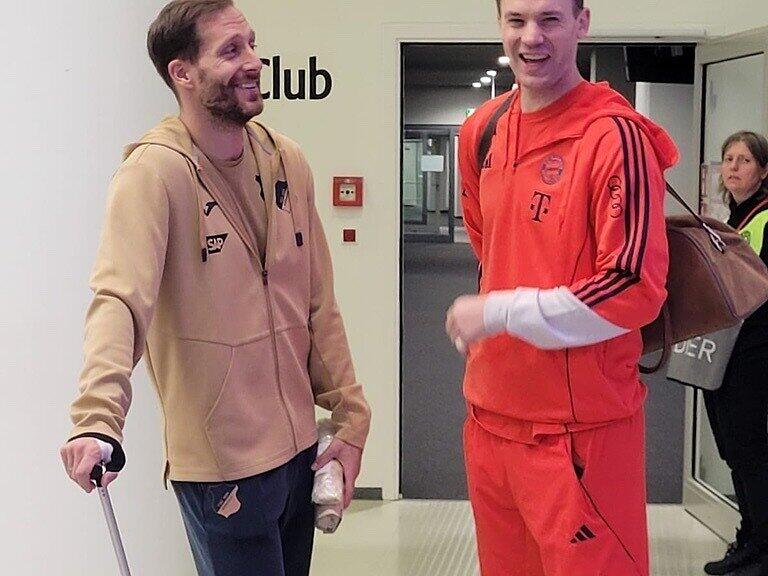 Wer hat da jetzt eigentlich gerade 1:5 verloren? TSG-Schlussmann Oliver Baumann (l.), derzeit auch die Nummer eins im DFB-Team, und Bayern-Kapitän Manuel Neuer (r.) im Gespräch.